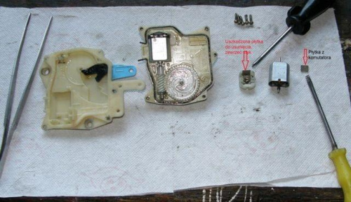 Płytka komutatora - przyczyną uszkodzenia siłownika zamka w Honda Accord.
Usuń płytkę, połącz styki płytki, złóż napęd, oszczędź kasę, ciesz się dalej jazdą