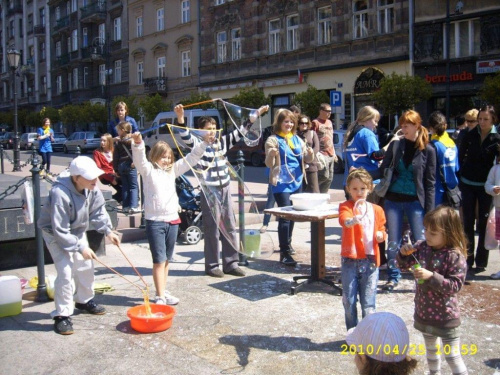 W oczekiwaniu na Bańki Miłości w Krakowie - zabawa na placu Matejki (Child's play during expectations for Bubbles of Love in Cracow) - 4