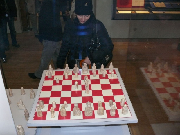 Figury szachowe z kłów morsa z XII w. #BritishMuseum
