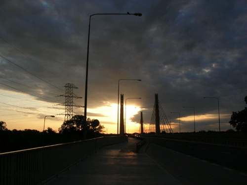 Wschód słońca nad mostem Milenijnym .