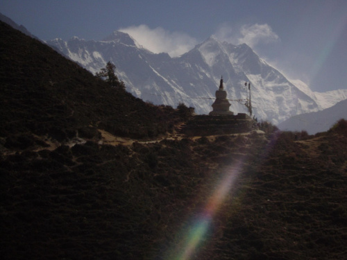 Południowa ściana Lhotse, w tle wieżchołek Everestu