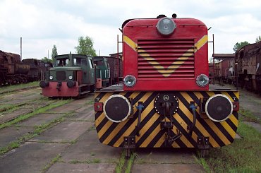 LDH18-001 po lewej stoi SM04 #TOZK #Spalinowóz #SM04 #Pyskowice #Kolej #Skansen