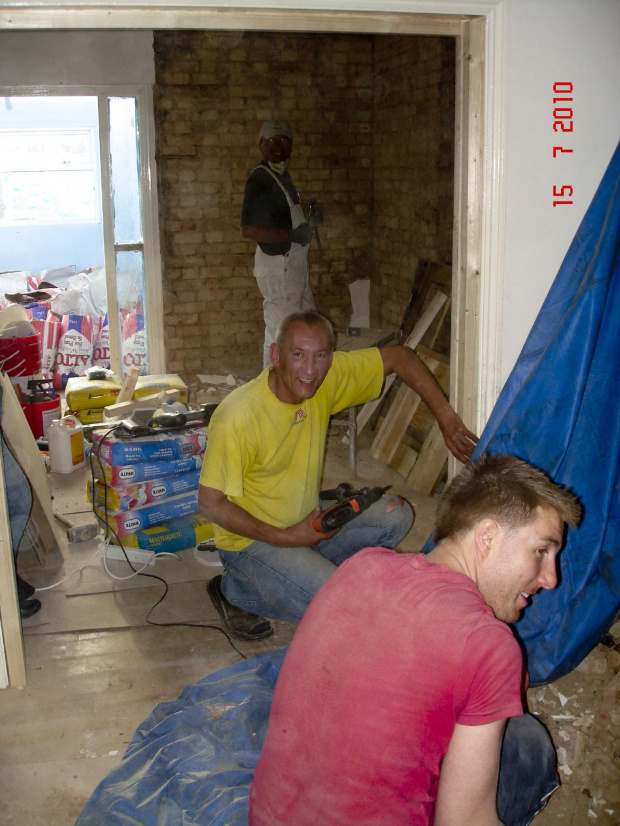 14/07/2010 - prace przy usuwaniu kominka na dole trwają widać jak wyłania się ściana z cegieł