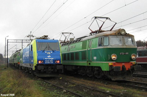 21.11.2008 EU43-003 oraz ET22 stoją na stacji kob i czekają na odjazd w kraj.