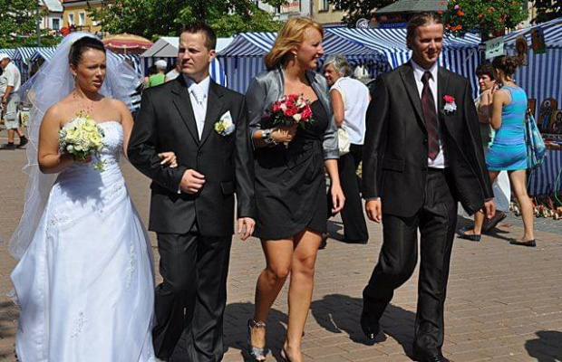 Spacer pary młodych i świadków po targu dominikańskiem w Tarnobrzegu. #tarnobrzeg #busko #gdańsk #lech #wesele #ślub #hotelura