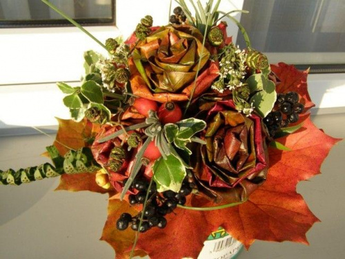 Bukiet róż zrobionych z liści, własnego autorstwa