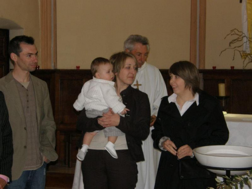 Teo z rodzicami i chrzestna