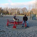 stare konie, a bawia sie jak dzieci :)
