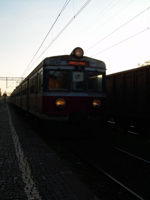 (Kibel)EN57 - 1788 jako obecny pociąg REGIO 70240 relacji Zielona Góra - Poznań Główny wjeżdża na tor przy peronie 2(Babimost, 17 października 2010)