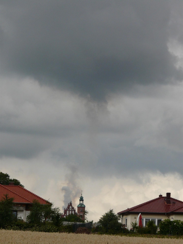 Tornado nad kościołem w Żarach