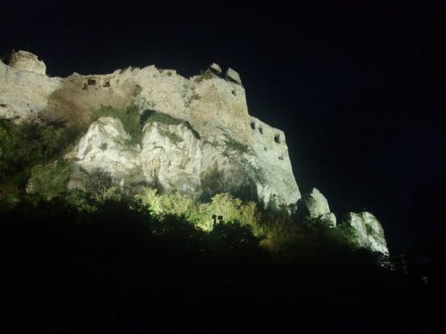 Zamek Spisski hrad na Słowacji nocą (02)