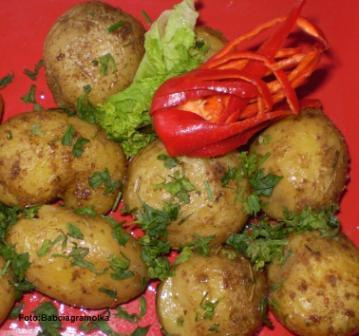 Ziemniaki z bulionu z rozmarynem.Przepisy na : http://www.kulinaria.foody.pl/ , http://www.kuron.com.pl/ i http://kulinaria.uwrocie.info #ziemniaki #jedzenie #kulinaria #ObiadDanie #gotowanie #PrzepisyKulinarne