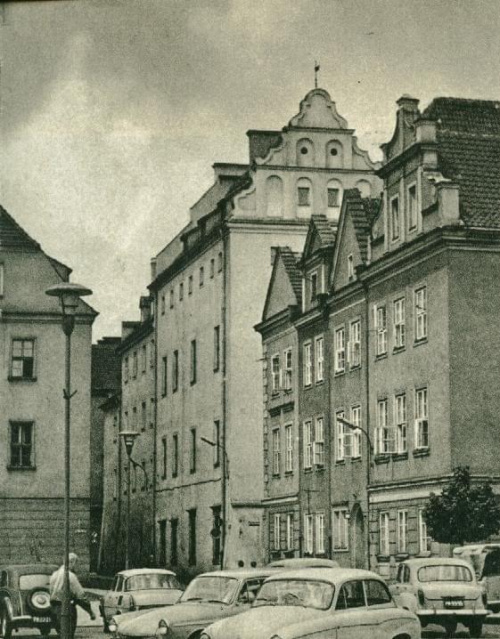 Poznań_Pałac Górków od strony pałacu Kolegiackiego 1970 r.