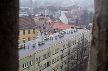 Widoczny budynek stoi w miejscu gdzie jeszcze w latach 50-tych ubiegłego wieku stał kościół Świętego Krzyża...Widok z Baszty Brackiej:) #Lubań #widok #BasztaBracka