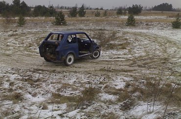 Trzeba się troche rozerwac i po driftowac! Fotka z Listopada 2008 roku #buggy #drift #zima #snieg #LekkiOpad #slizg #slajd #slide #maluch #fiat #samoróbka #rozrywka #mrozik #bok #ręczny #slisko #jazda #wypad