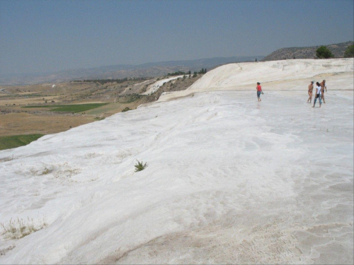 Pamukkale czyli wapienne tarasy i Heirapolis uzdrowisko rzymskie z początku naszej ery. Na mnie więkse wrażenie zrobiły ruiny miasta po których można swobodnie chodzić.