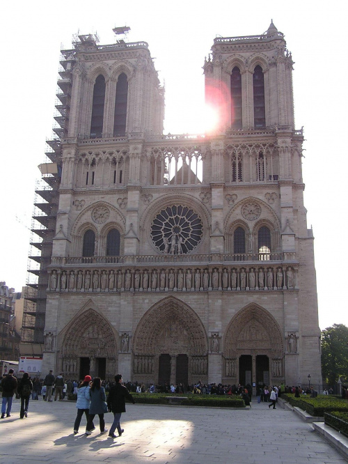 Nad katedrą Notre Dame zawsze świeci słońce :-) Jest w niej jakaś magia, czar podsycany obrazami z powieści Victora Hugo ... #Paryż #Francja #KatedraNotreDame
