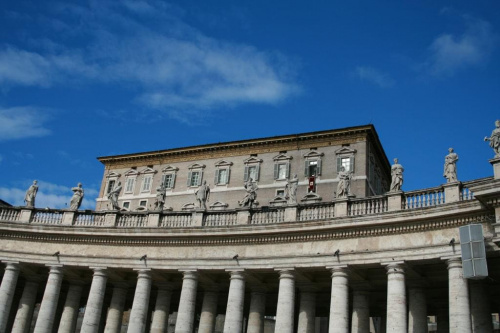 Okno papieskie tuż przed modlitwą 'Anioł Pański' #Watykan #Rzym #OknoPapieskie #Niebo #chmurki
