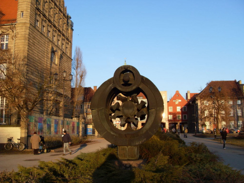 Pomnik ku czci Mikołaja Kopernika, tzw. Helios
(skwer na Placu Rapackiego), ustawiony w 1973 roku; przedstawia układ heliocentryczny, na cokole napis Sol omnia regit (Słońce wszystkim rządzi); #Toruń