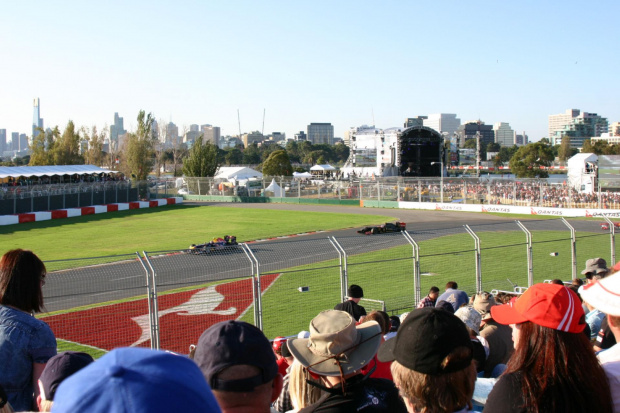 Pietrow za Weberem Albert Park 2011