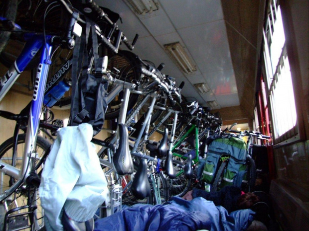 Wygląda to jak sklep rowerowy ale to tylko wagon rowerowy w pociągu do Bielska