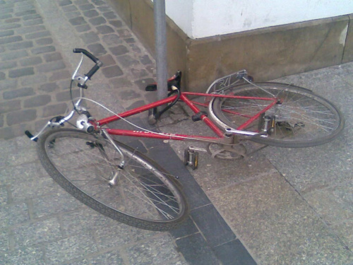 Takie wichry :(, że nawet rowery powywracało :/