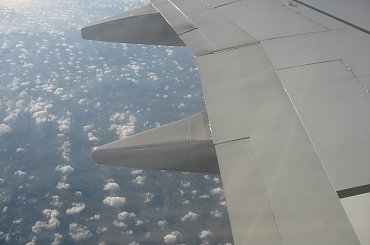 Lot nad chmurami i we mgle #samolot #lot #chmury #skrzydło #ziemia #widoki #MgłaNadChmurami