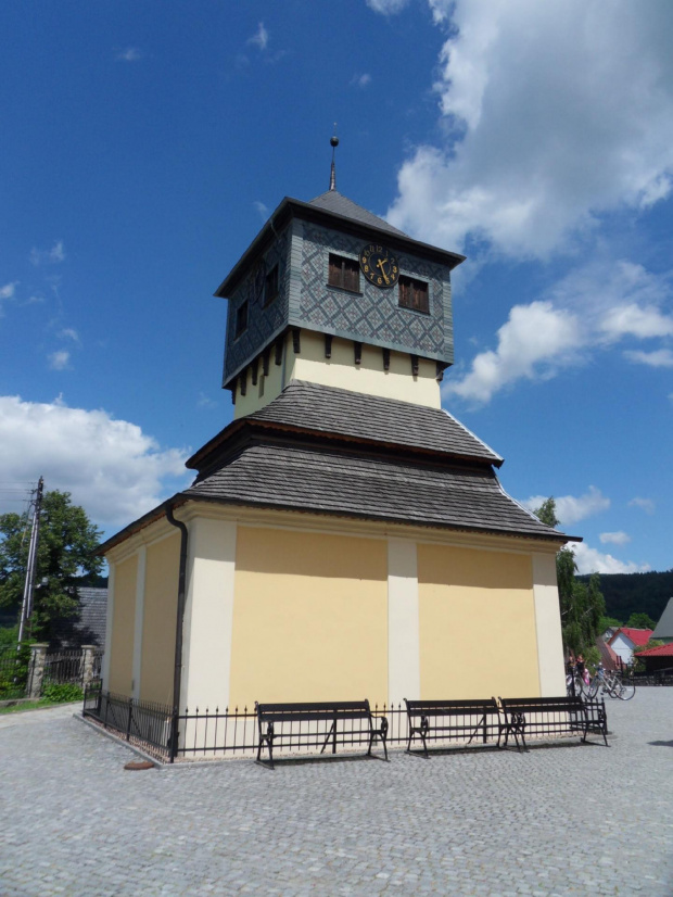 Kaplica Czaszek i dzwonnica w Czermnej #Czermna #KaplicaCzaszek #kościół #wieża
