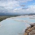 Pamukkale - wapienne tarasy wpisane na listę światowego dziedzictwa UNESCO. Wypływająca z gorących źródeł woda od 14 tys. lat tworzy na skałach malownicze progi.