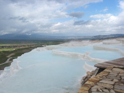 Pamukkale - wapienne tarasy wpisane na listę światowego dziedzictwa UNESCO. Wypływająca z gorących źródeł woda od 14 tys. lat tworzy na skałach malownicze progi.