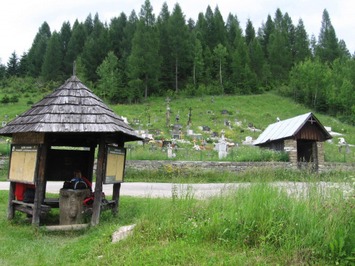 Łąkami dochodzimy do pierwszych zabudowań i cmentarza w Velke Borove. #GóryChoczańskie #DolinaProsiecka #DolinaKwaczańska