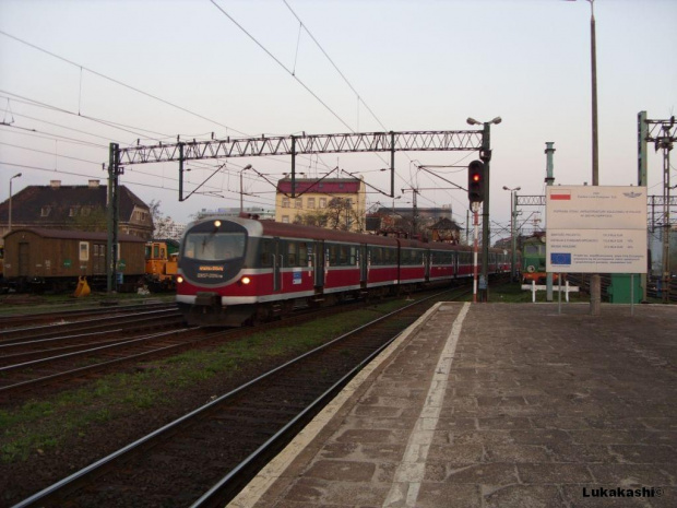 Zmodernizowany kibel jako pociąg osobowy z Legnicy wjeżdża w perony Wrocławskiego dworca głównego