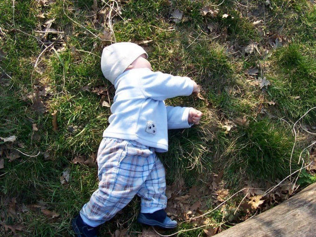 o i leży na miekiej trawie :) #dziecko #niemowlak